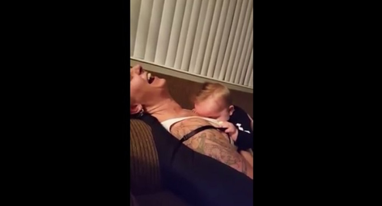Bébé s'éclate avec les seins de sa maman
