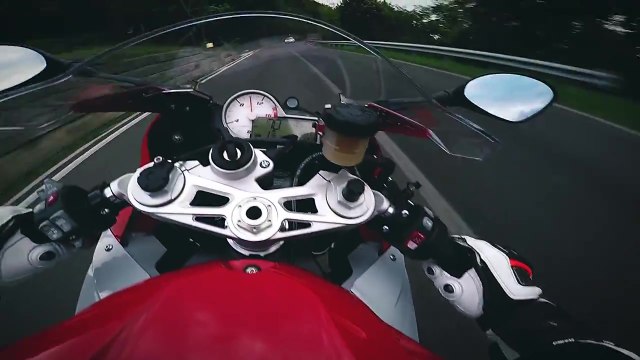 Un motard attaque comme un porc sur une route de montagne en BMW S1000RR