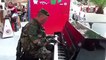 Un Militaire de la Légion Étrangère tombe sur un Piano dans une Gare Française