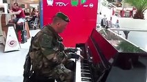 Un Militaire de la Légion Étrangère tombe sur un Piano dans une Gare Française