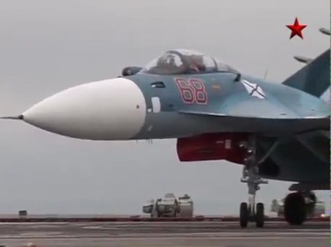 Палубный истребитель Су-33. voenvideo.ru