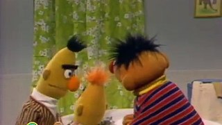 Sesame Street: Bert And Ernie Water Sports