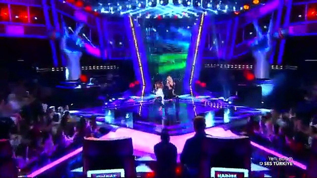 Şarkısıyla büyüledi