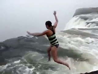 Дьявольский бассейн водопада Виктория 128 метров над обрывом