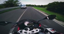 Balade à toute vitesse sur une moto en montagne