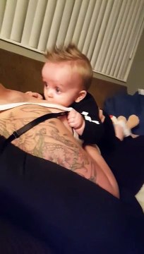 Женщина пытается положить малыша спать, но ему есть чем заняться ))