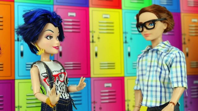 Descendants Ben is Kidnapped by Rotten Cousin Glen with Mal, Evie and Audrey. DisneyToysFa