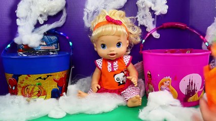 Скачать видео: Baby Alive DIY Halloween Pumpkin Costume & Surprise Toys Buckets Halloween Candy & McDonal