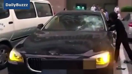 Mujer destrozó el auto de su esposo por infidelidad