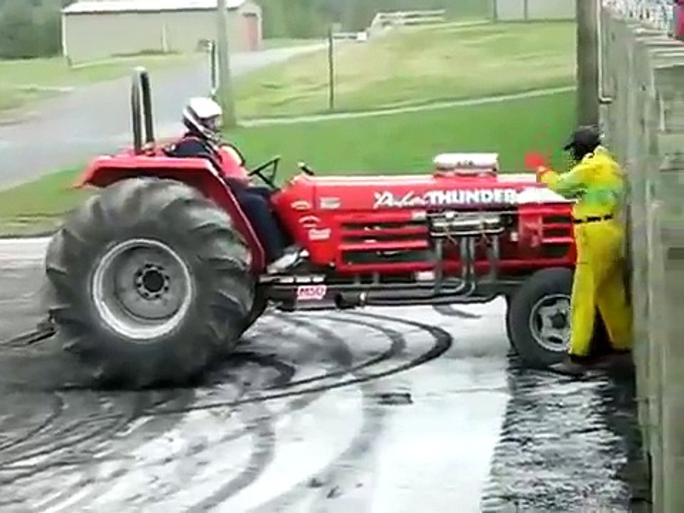 V8 Turbo Tractor Burnout - video Dailymotion