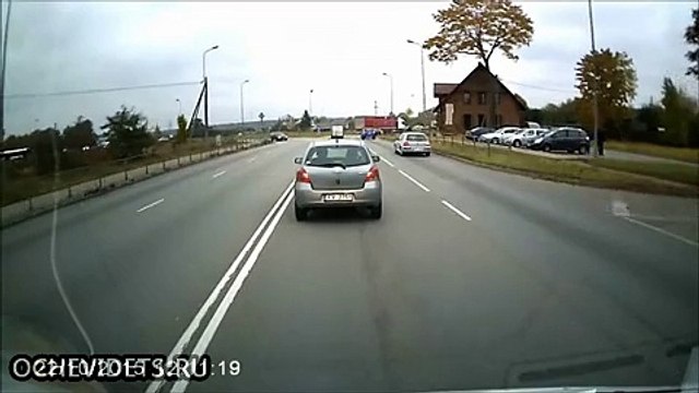 Женщина за рулём...