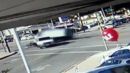 Kamyonet otomobilin üstüne devrildi !