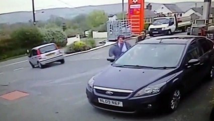 Pone el coche en dos ruedas para salir de gasolinera