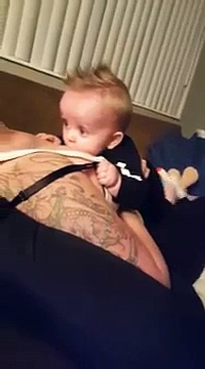 Bébé s'éclate avec les seins de sa maman