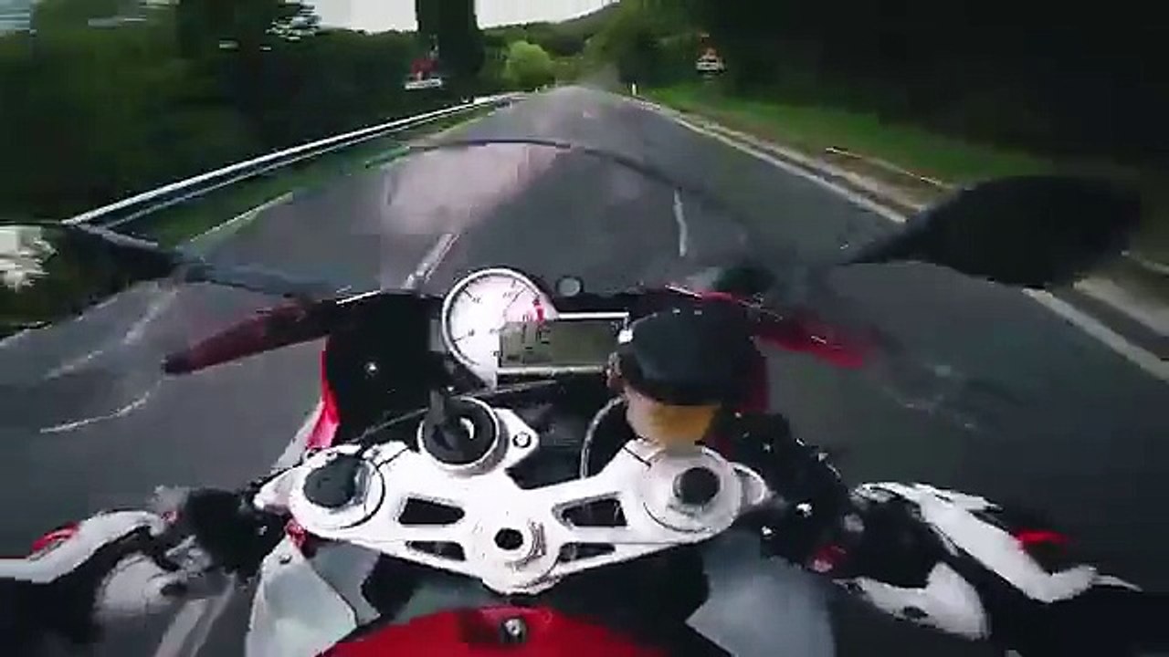 Balade à toute vitesse sur une moto en montagne