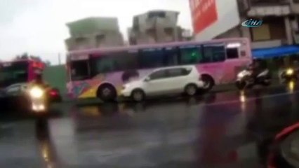 Dikkatsiz motosikletliler böyle çarpıştı