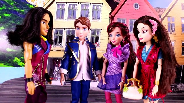 Descendants Mal & Evie Are Kidnapped! With Descendants Ben, Jay, Frozen Elsa & Anna Part 1