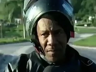 Motociclista bate logo após dar entrevista num local onde há muitos acidentes