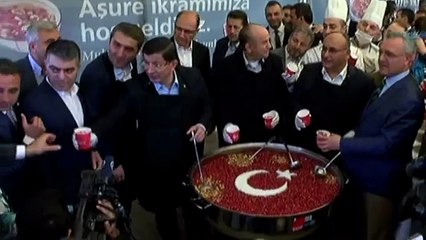 Başbakan vatandaşlara aşure ikram etti