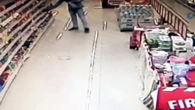 Kasiyerin boğazına bıçak dayadı