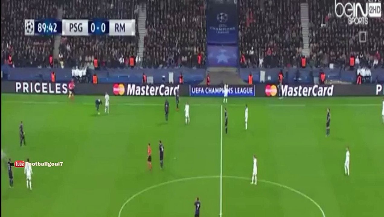 Fan invades the pitch to hug Cristiano Ronaldo - PSG vs Real Madrid