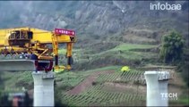 La máquina de 580 toneladas que construye puentes en China