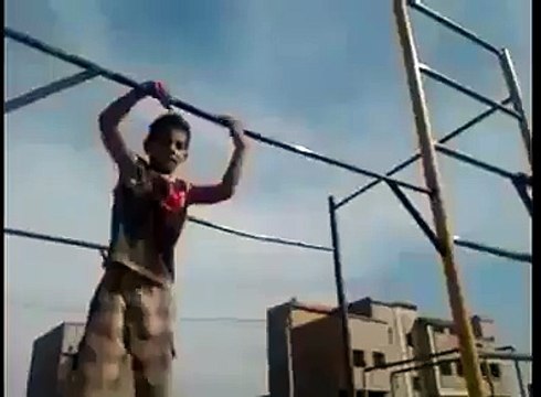 یہ انگریز ملک یا چین جاپان کا بچہ نہں بلکہ ھمارے پیارے ملک پاکستان کا بیٹا ھے