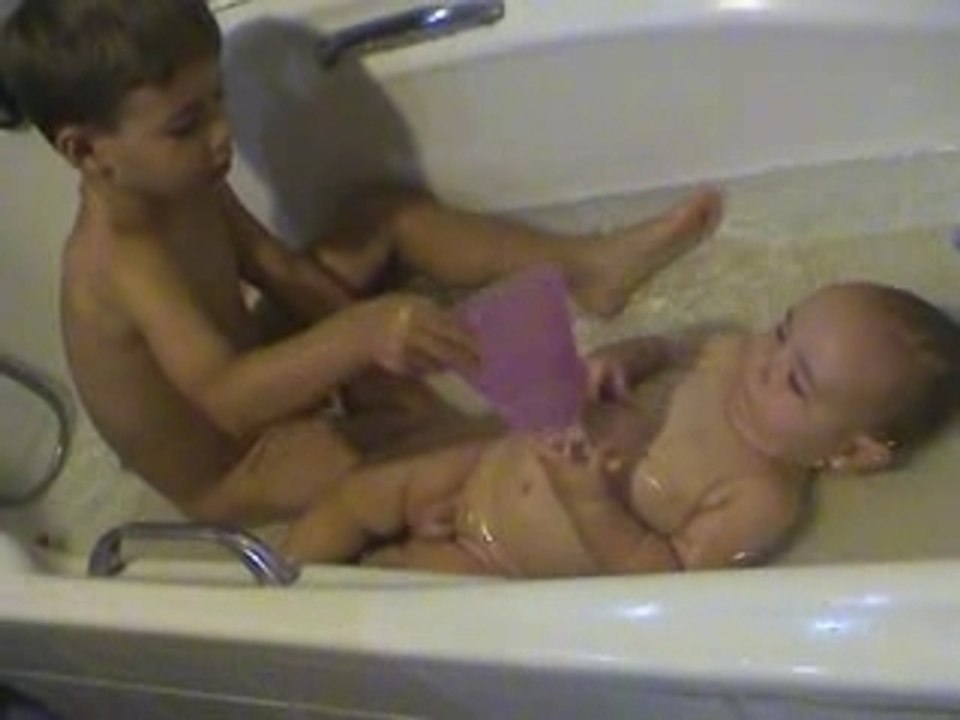 Arthur et Mathéo au bain