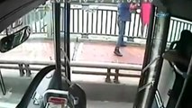 Otobüsü durdurup intihar etmek isteyen kadını kurtardı