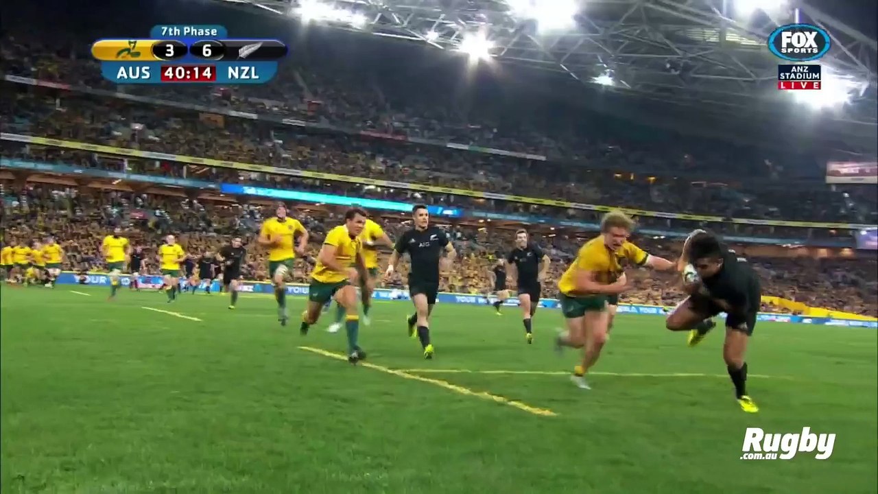 Le caramel de Michael Hooper sur Julian Savea