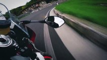 Balade en moto très risquée sur une route de montagne (Italie)