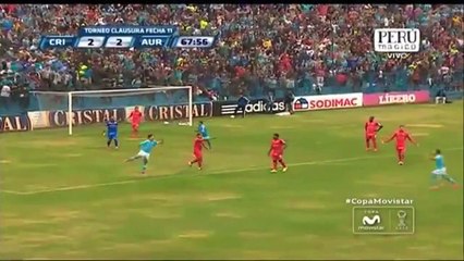 Pérou : Superbe passe décisive...de l'arbitre!