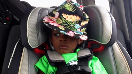 Le papa le plus patient du monde avec 2 bébés terribles!