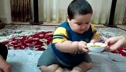 یرا کھانا ہے۔۔۔ ہاتھ مت لگانا۔۔ بچے کی معصوم حرکت پر آپ ہنسے بغیر نہیں رہ سکیں گے
