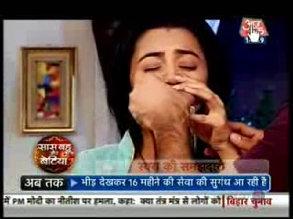 Swara Ko Karvachauth Mein Jaan Buch Kar Laksh Ne Pilaya Paani - 27 October 2015 - Swaragini