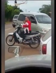 Une maman chute à scooter avec son bébé dans les bras