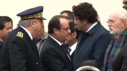 Puisseguin: journée d'hommage aux victimes et à leurs familles avec Hollande