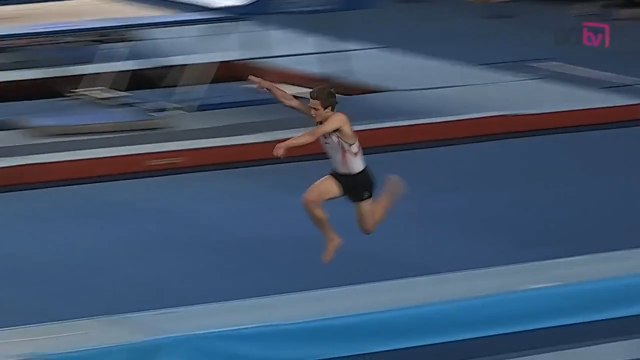 Этот акробат нарушает все законы физики