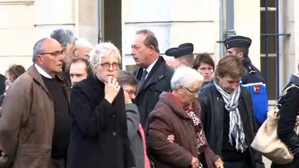 Accident de car: Hollande rencontre les familles à Puisseguin