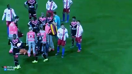 Kırmızı kart yedi arkadaşlarına saldırdı!