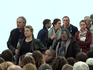 Puisseguin: "Votre douleur est la nôtre", assure Hollande aux familles des victimes