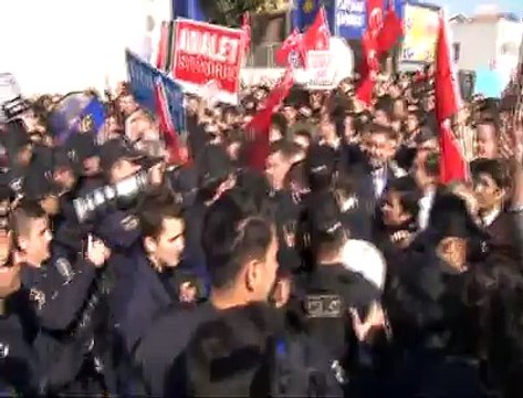Ankara'da İpek Holding önünde polis müdahalesi
