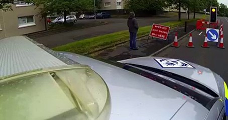 Un piéton s'arrete au feu rouge... Débile!