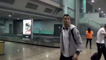 Cristiano Ronaldo surpreende criança com mobilidade reduzida no aeroporto de Vigo