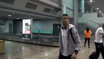 Cristiano Ronaldo surpreende criança com mobilidade reduzida no aeroporto de Vigo