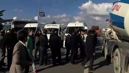 Servis şoförleri karayolunu kapattı