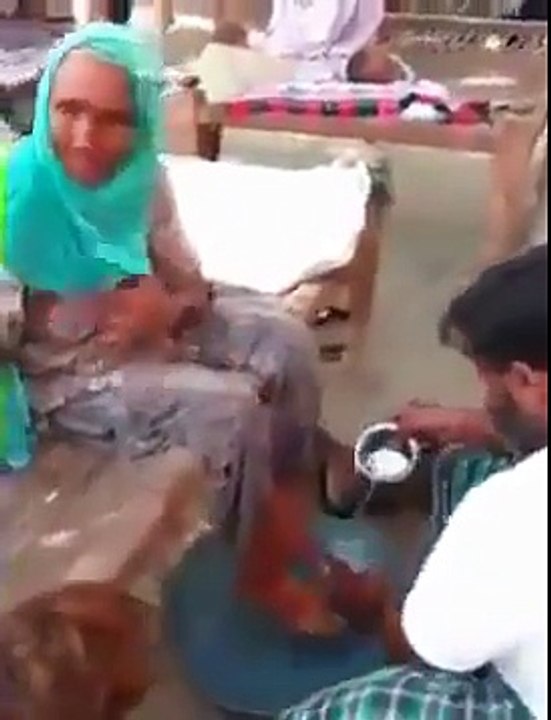 milliay aese shakhs se jo apni maan k paon dho kr peta hai