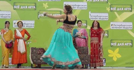 Desi Girl Wedding Dance Like Professionals On Raam Leela | HD