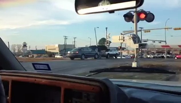 Deux abrutis veulent dépanner une voiture juste avant le passage d'un train