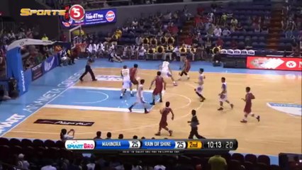 Manny Pacquiao marque son premier panier en pro